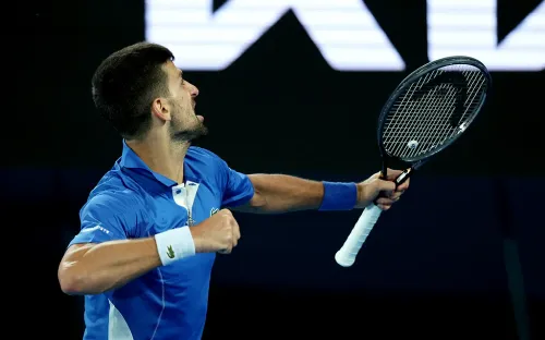 «Спускайся и скажи мне это в лицо». Джоковича пытались вывести из равновесия