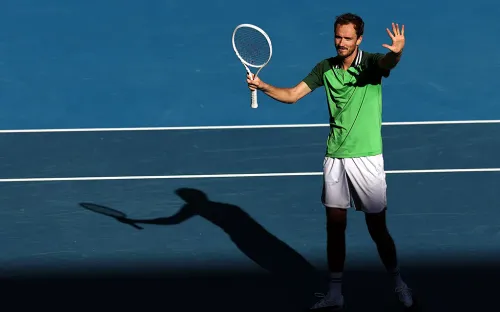 Медведев разбил главную сенсацию АО. Даниил близок к третьему финалу в Австралии