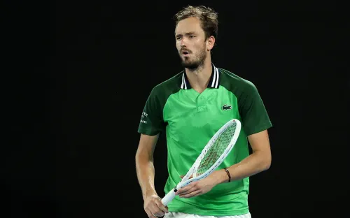 «Отрёкся от флага». Кто в России рад поражению Медведева