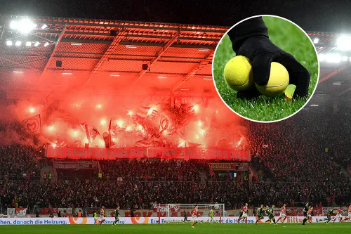 Немецкие фанаты атакуют футболистов теннисными мячами. Причина в огромных деньгах
