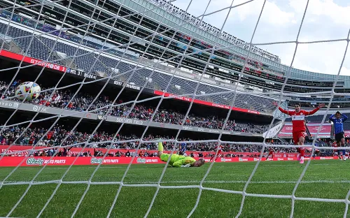 Чудо-гол на последних секундах. Игрок «Чикаго» забил с центра поля