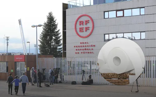 Испанский футбол встал на паузу. В офисе федерации закончилась туалетная бумага