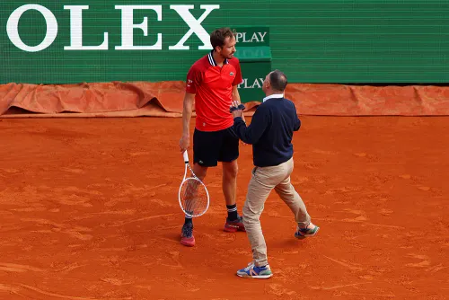 Крики, мат и битва со скамейкой. Медведев в своём стиле вышел в третий круг Монте-Карло