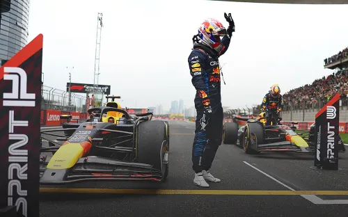 Бомба замедленного действия. Лучший гонщик Формулы-1 может неожиданно сменить команду