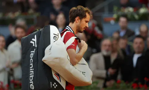 Медведев в одну калитку проиграл американцу. Россиянин потерял тонну очков