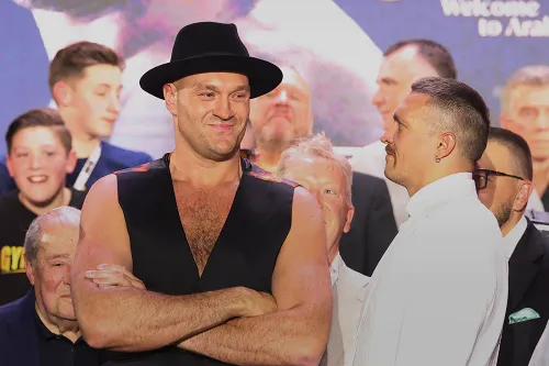 Фьюри на стердауне оскорбительно проигнорировал Усика. Украинец выглядел нелепо