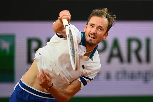 Голубь, три футболки и девять двойных. Медведев не без труда одолел обидчика Джоковича