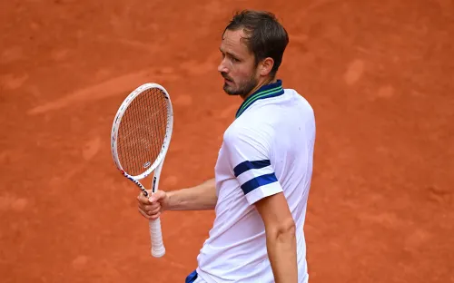 Медведев проиграл из-за пластыря. В мужской части сетки «РГ» россиян не осталось