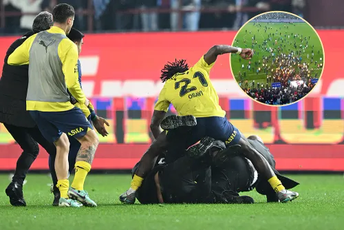 Фанаты выбежали на поле и подрались с футболистами. Тренер получил ранение