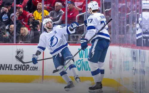 Кучеров разрывает НХЛ. Россиянин борется с канадцем за приз лучшего бомбардира