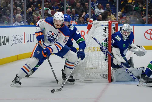 Канадское дерби в четвертьфинале НХЛ. Сможет ли «Эдмонтон» навязать борьбу «Ванкуверу»?
