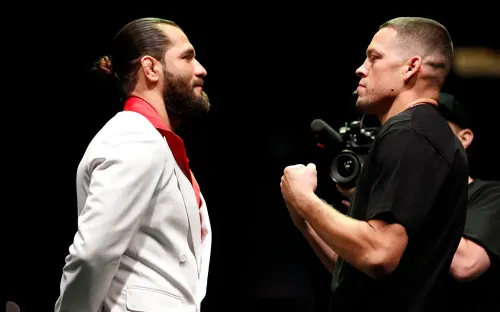 Диаз и Масвидаль разожгли массовую драку. А сами скрылись за спинами секундантов