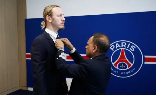 Жена Сафонова снова бьётся за алименты. В суде в ход пошли даже стихи