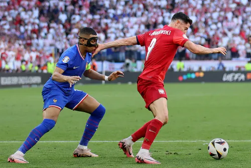 Мбаппе получил в нос от Левандовского. Ответ Килиана был жёстким