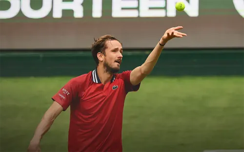 Медведев позволил сопернику слишком много. На Уимблдоне такое не простят