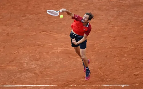 Медведев помучился с сербским ноунеймом. Но на опыте вытащил тяжёлый матч