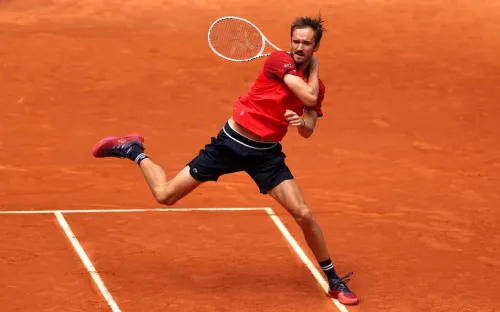 Медведев без матов и разбитых ракеток победил Бублика. На очереди – Надаль