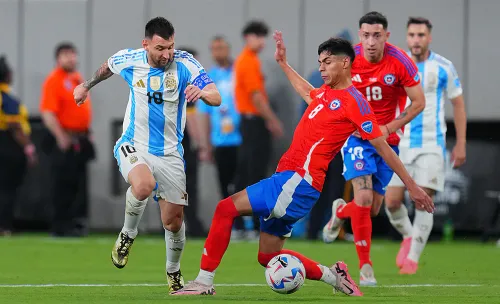 На Кубке Америки бойня, а не футбол. Месси не только выживает, но и творит магию