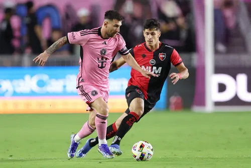 Месси сыграл против команды детства. Лионель с трудом сдерживал эмоции