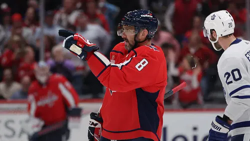 «Я слежу за тобой». Овечкин оформил дубль и отпраздновал гол необычным жестом