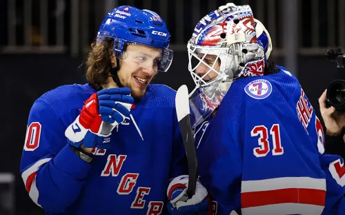 У Шестёркина рекорды, у Панарина – победные чудо-голы. Но НХЛ на это наплевать