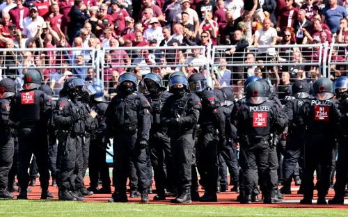 Боролись с фанатами, пострадали сами. Полицейские надышались слезоточивым газом