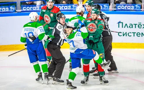 Судьбу «зелёного дерби» решил курьёз. Хмелевски не успел увернуться от шайбы