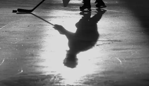 Молодой хоккеист скончался на льду. Игрок упал после броска по воротам