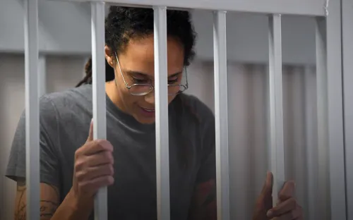 Убирала снег и спала на матрасе в крови. Американка вспомнила ужасы российской тюрьмы