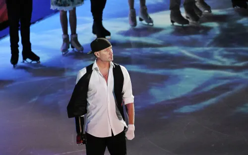 «Не могу поковырять в глазу, ухе или носу». Костомаров — о трудностях адаптации