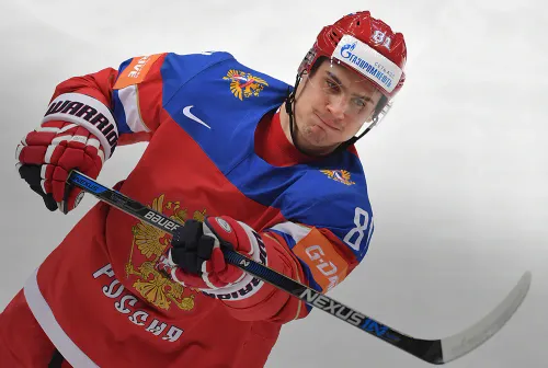 «Приходилось вытягивать и спаивать кости». Звёздный защитник мог закончить с хоккеем в 22