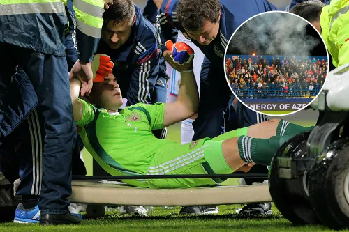Балканские фанаты сорвали матч сборной России. Нашего вратаря увезли на скорой