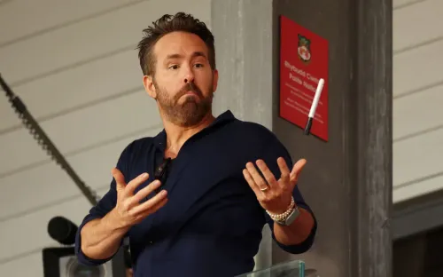 В футболе Дэдпул победил Росомаху. Виной всему хитрость голливудской звезды