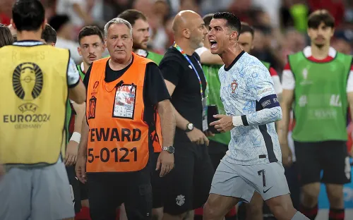 Покушение на Роналду! На Евро отчаянный фанат едва не покалечил звезду футбола