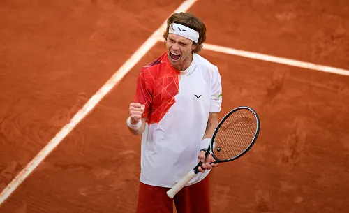 Помогли мат и сломанная ракетка. Рублёв на эмоциях прошёл венгра