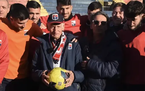 84-летнего дедушку довели до слёз. Руководство команды проявило милосердие