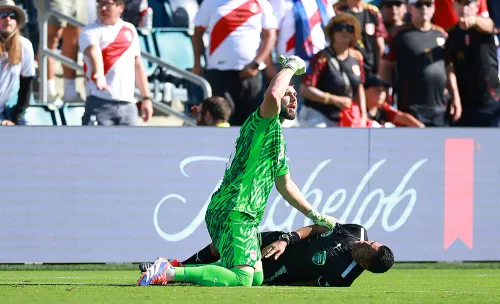 Судья рухнул на газон без сознания. Кубок Америки проходит в жутких условиях