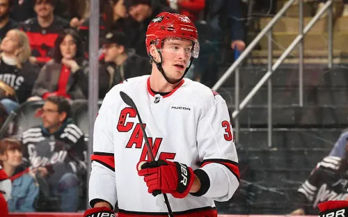 Свечников поразил НХЛ удивительным голом. Даже судьи не сразу поняли, что произошло