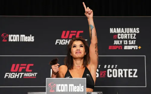 Девушку-бойца довели до слёз. Трейси пришлось отрезать себе прядь волос