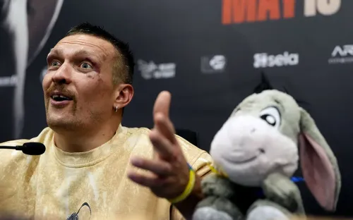 Украденный нокаут, больница и реванш. Яркая пресс-конференция Усика и Фьюри