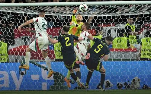 Игрок рухнул на газон и потерял сознание. Матч Евро-2024 едва не закончился трагедией