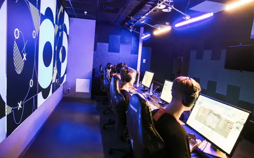 Киберспортсменов из России вышвырнули с турнира. Организаторы сыграли на украинской теме