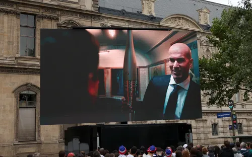 Зидан с огнём, крысы в метро, крокодилы в Сене. Французы посмеялись над собой