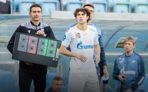 Под златом чахнет. Очередной талант променял футбол на деньги