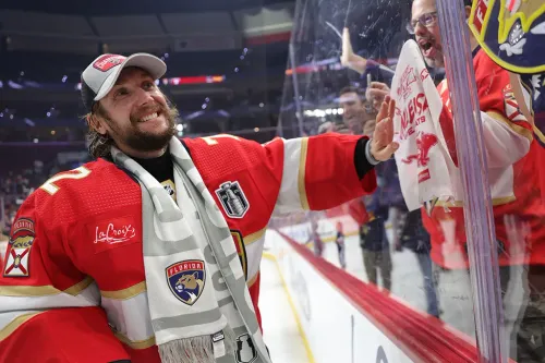 Флаг России в финале Кубка Стэнли. Бобровский оценил поддержку фанатов