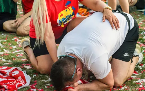 Поляки зарубились с полицией. Фанаты проводили Евро кровью и арестами