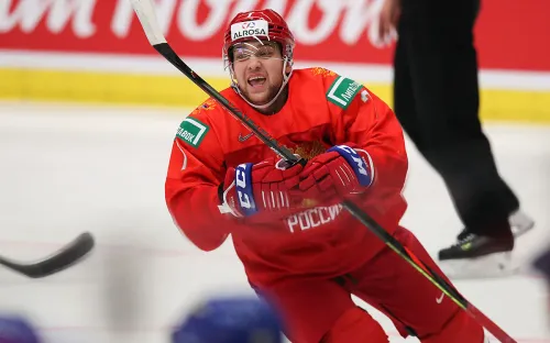 Российский хоккеист отпраздновал гол вызывающим жестом. Шведы были в бешенстве