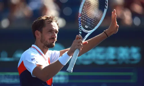 Не злите Медведева! Российский теннисист дожал соперника после спора с судьёй