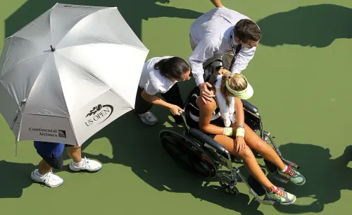 Лежала и не двигалась. Звезда US Open покинула корт в инвалидной коляске