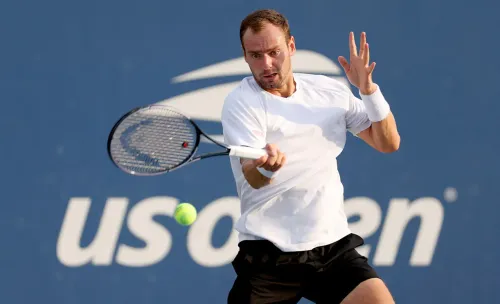 Россиянин был в шаге от победы над американцем. Но умудрился проиграть три сета подряд